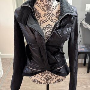 LULULEMON AtHLETICA - Black Puffer Jacket